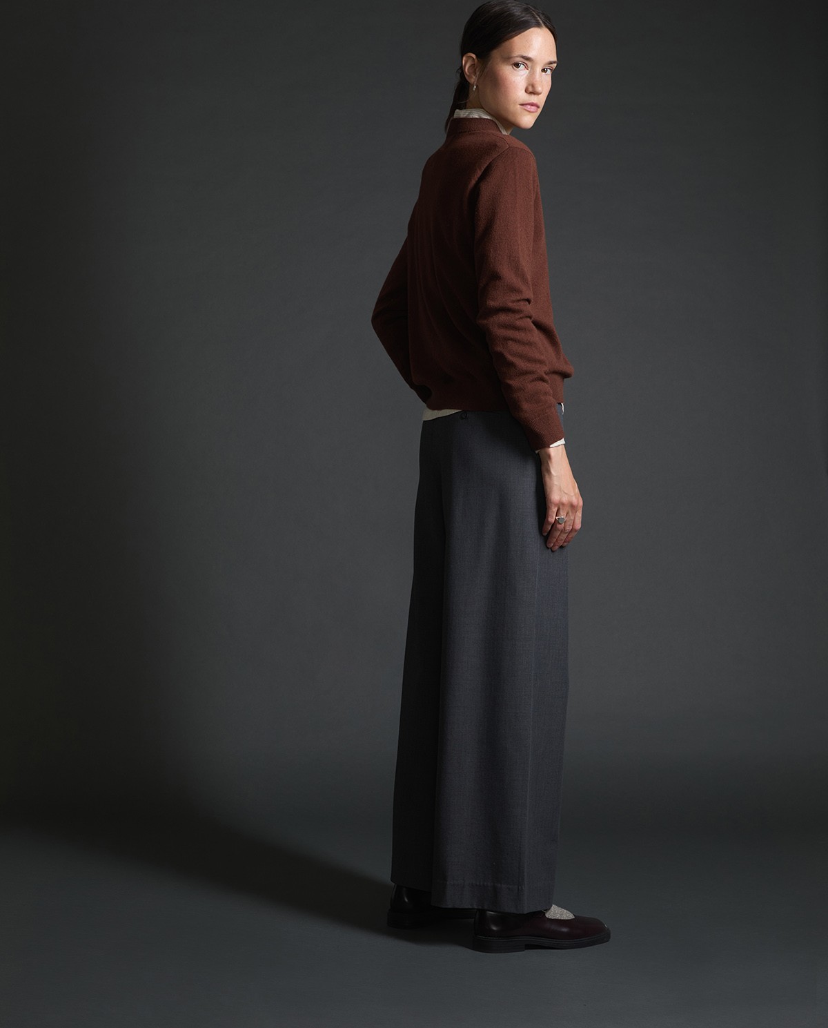 Jersey 100% cashmere para mujer – cuello redondo, manga larga y aberturas laterales 5
