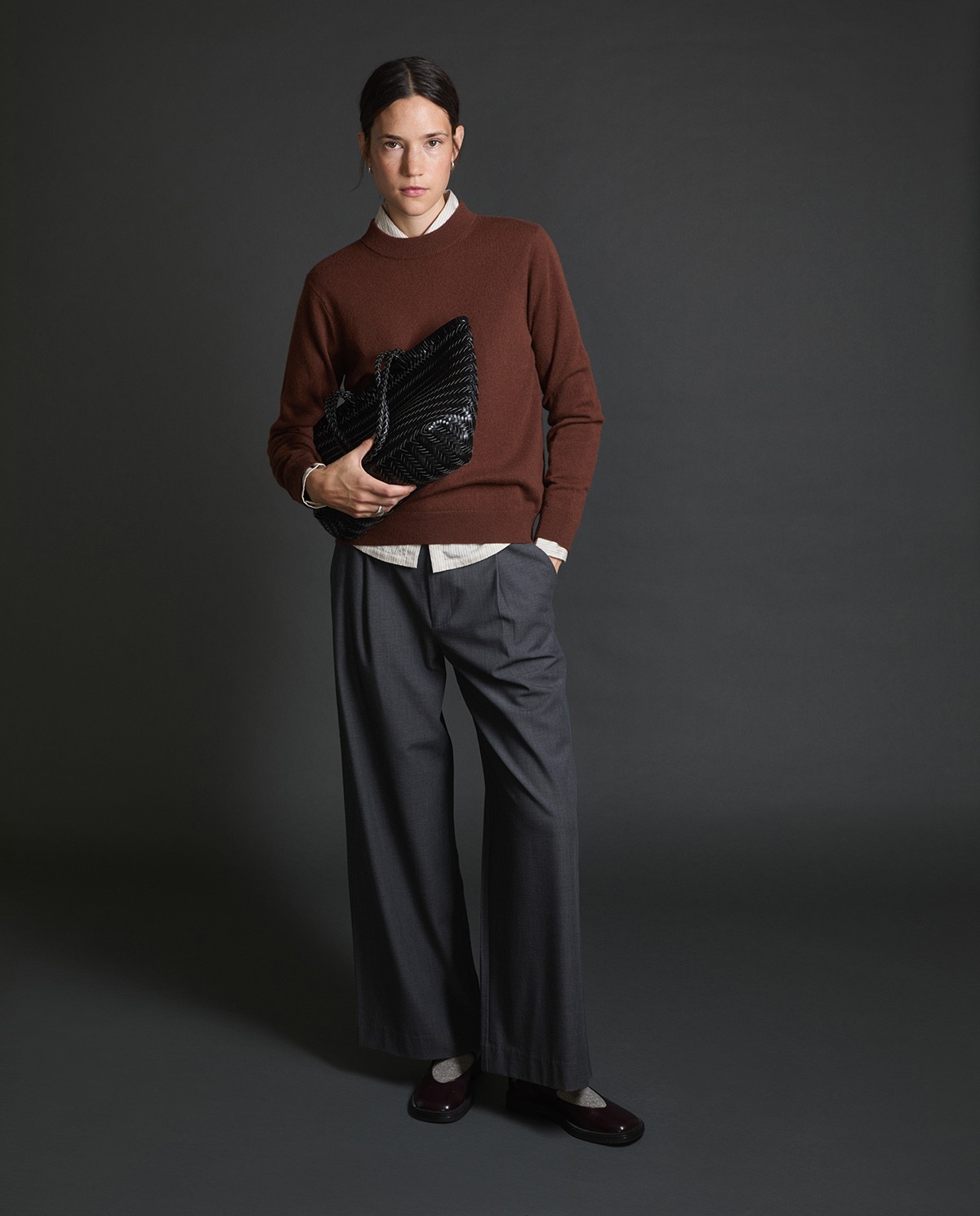 Jersey 100% cashmere para mujer – cuello redondo, manga larga y aberturas laterales 7