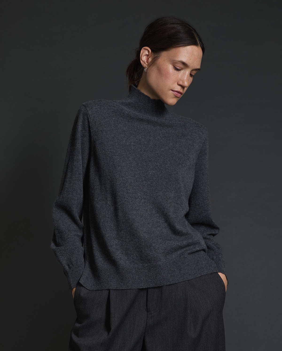 Jersey 100% cashmere antracita para mujer – cuello Perkins, cálido, elegante y ligero