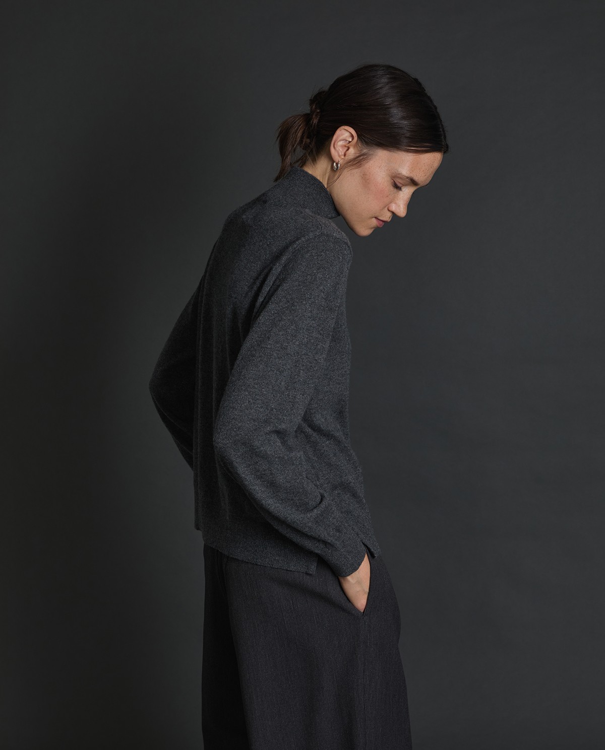 Jersey 100% cashmere antracita para mujer – cuello Perkins, cálido, elegante y ligero 2