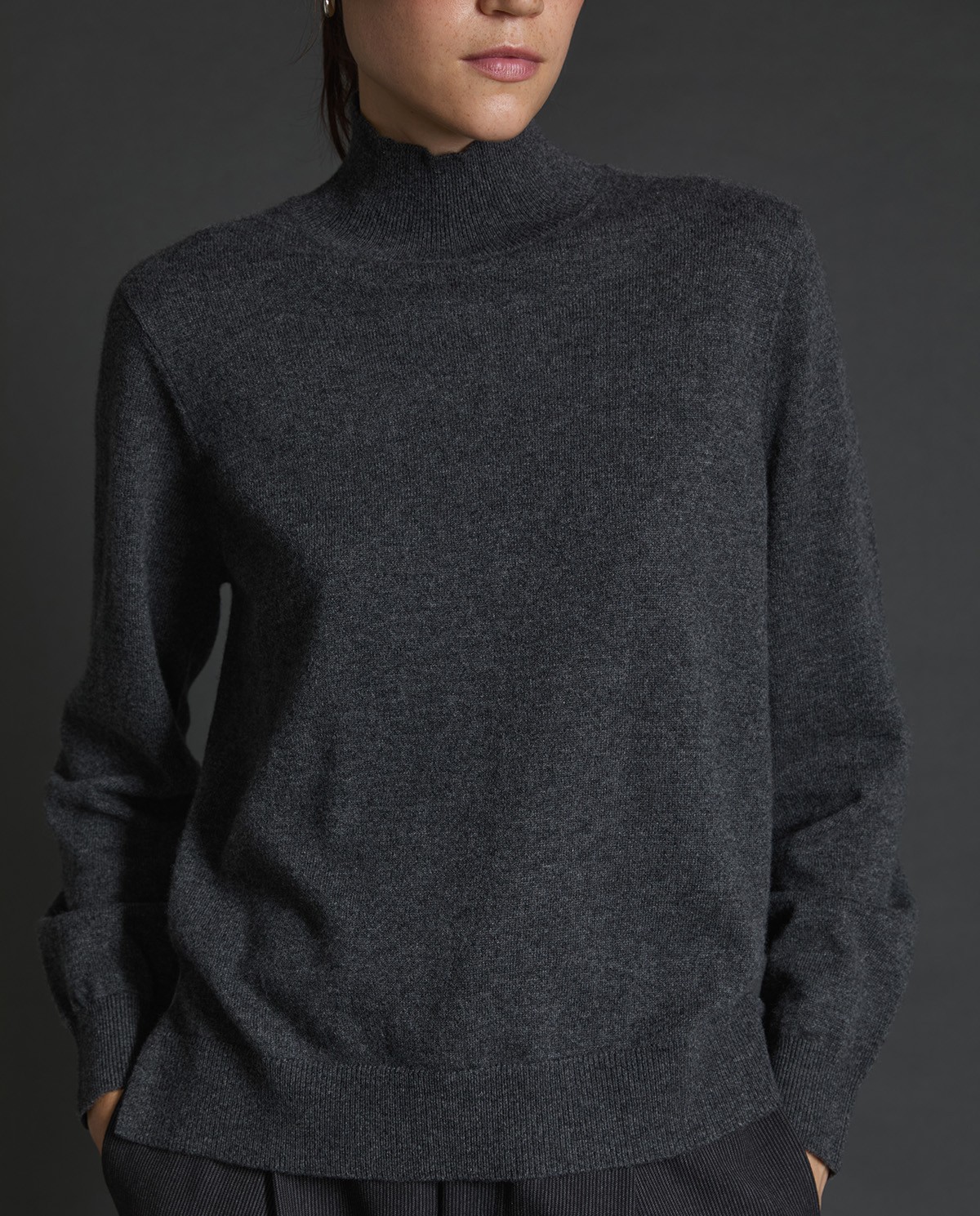 Jersey 100% cashmere antracita para mujer – cuello Perkins, cálido, elegante y ligero 3