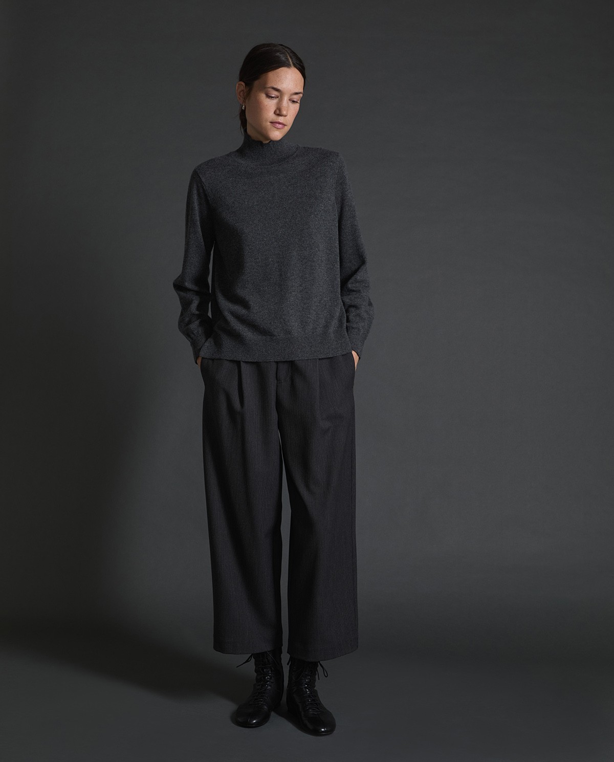 Jersey 100% cashmere antracita para mujer – cuello Perkins, cálido, elegante y ligero 6