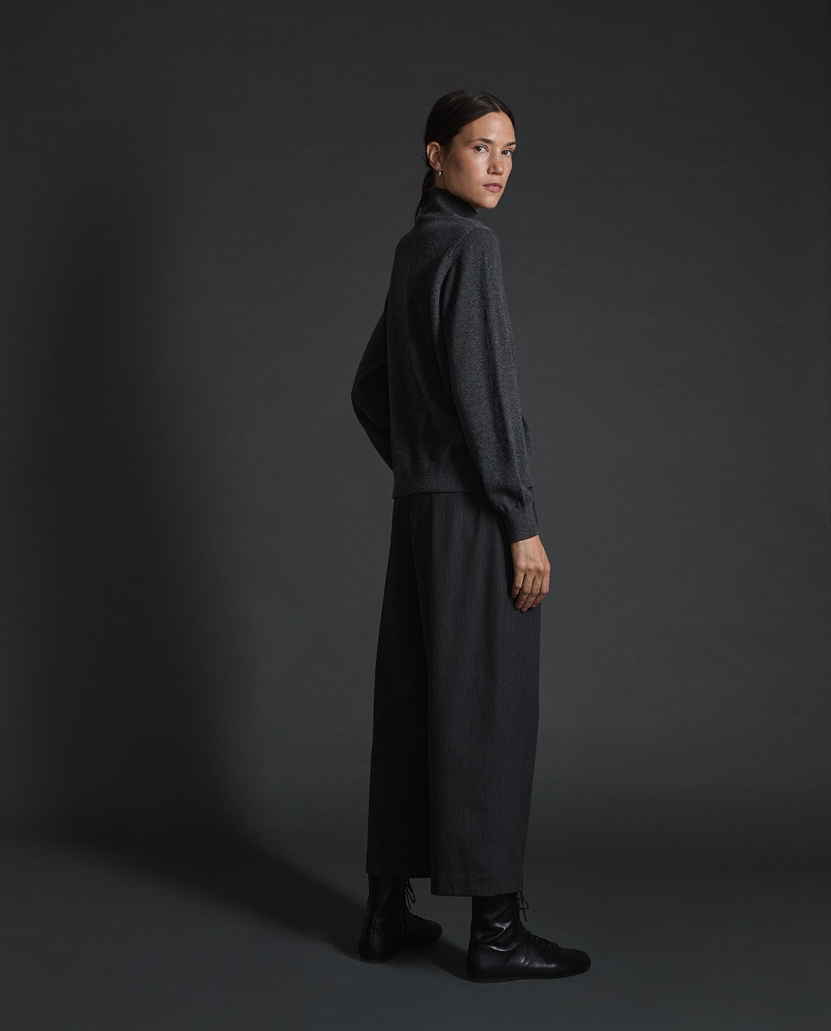 Jersey 100% cashmere antracita para mujer – cuello Perkins, cálido, elegante y ligero 7