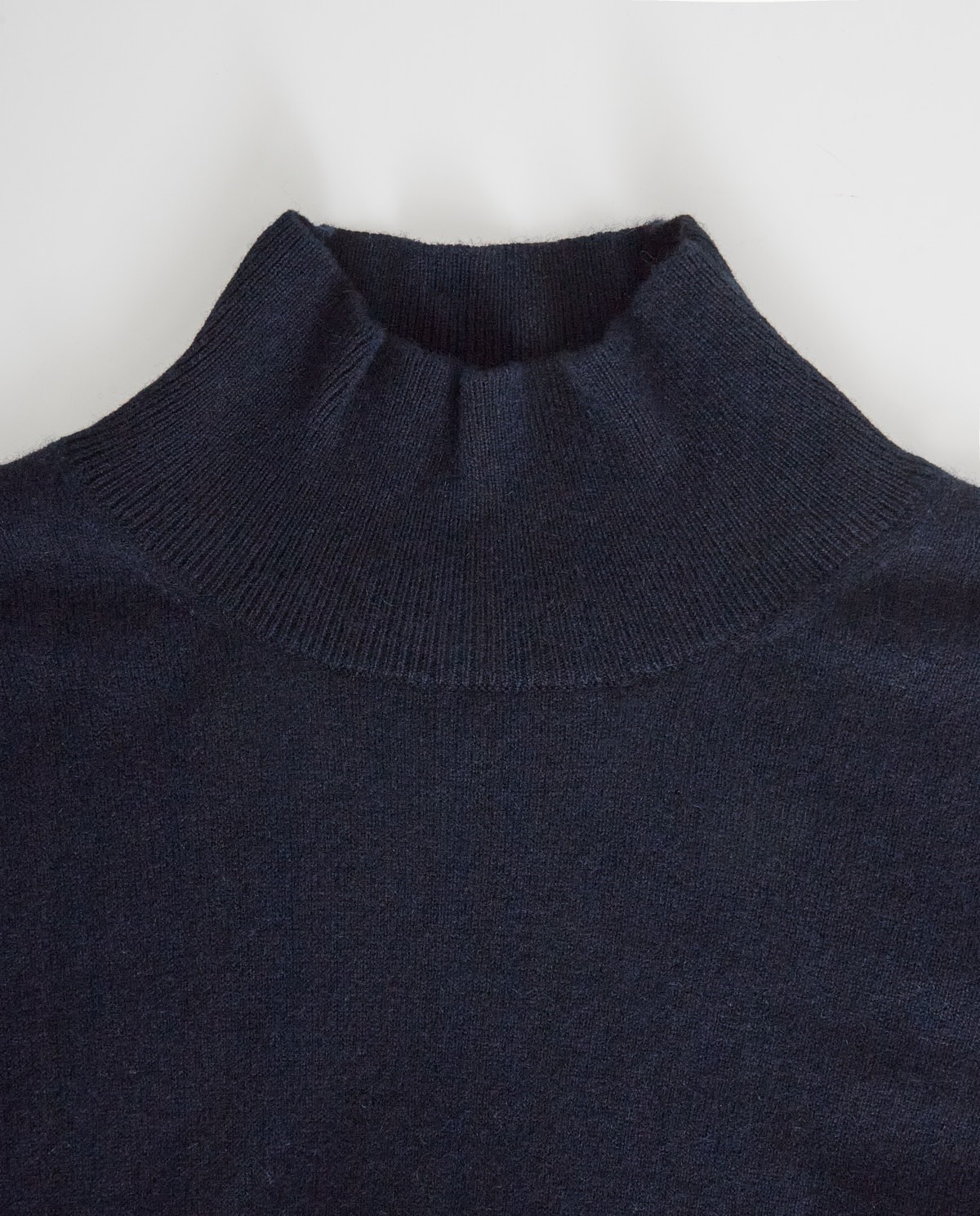 Jersey 100% cashmere azul oscuro para mujer – cuello Perkins, cálido, suave y sofisticado 9