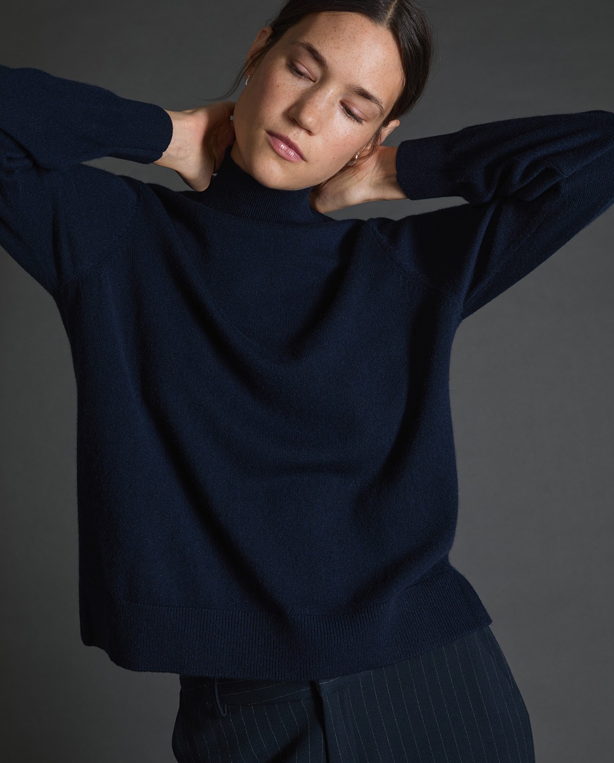 Jersey 100% cashmere azul oscuro para mujer – cuello Perkins, cálido, suave y sofisticado