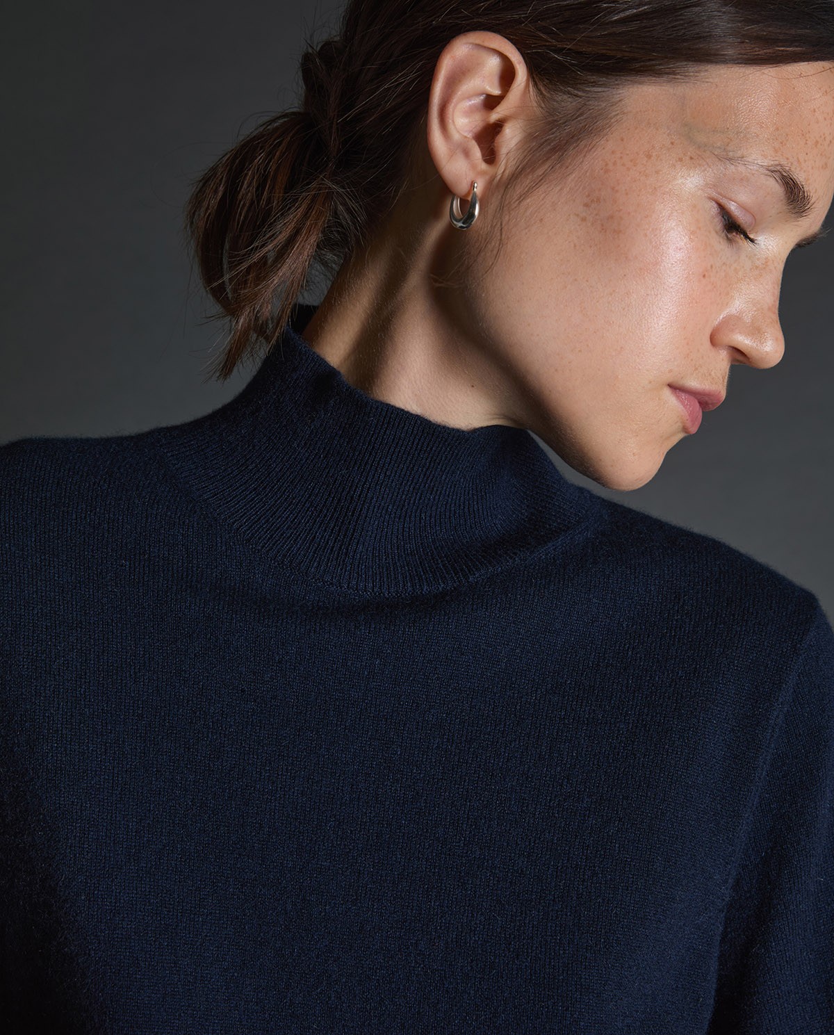 Jersey 100% cashmere azul oscuro para mujer – cuello Perkins, cálido, suave y sofisticado 1