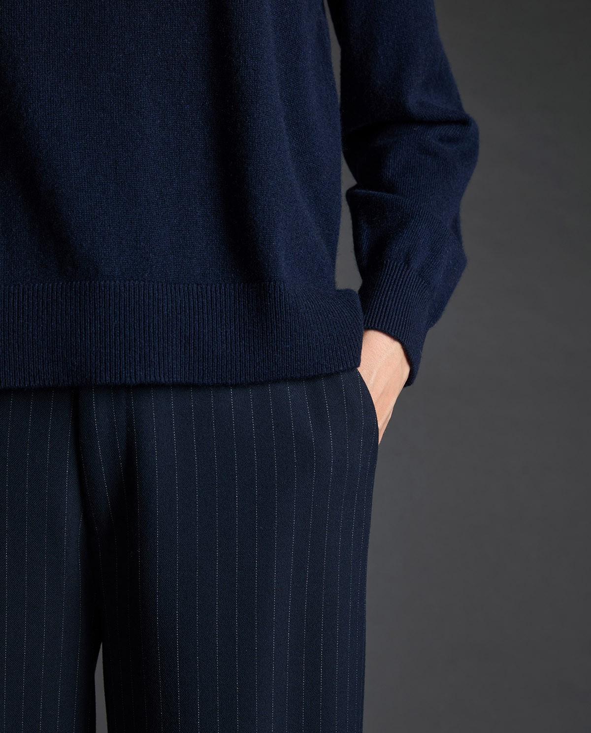 Jersey 100% cashmere azul oscuro para mujer – cuello Perkins, cálido, suave y sofisticado 2