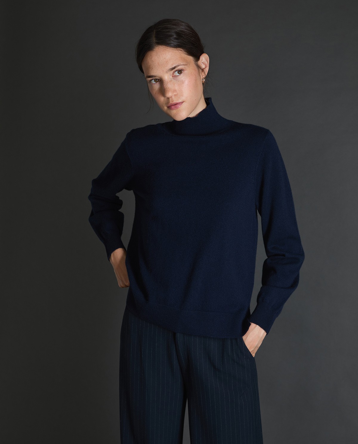 Jersey 100% cashmere azul oscuro para mujer – cuello Perkins, cálido, suave y sofisticado 3