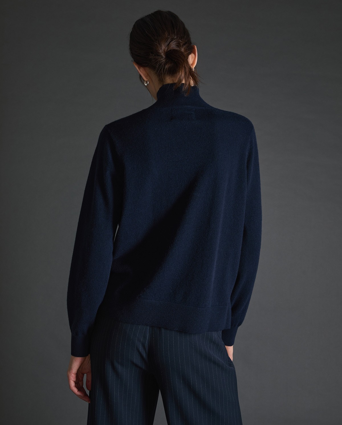Jersey 100% cashmere azul oscuro para mujer – cuello Perkins, cálido, suave y sofisticado 4