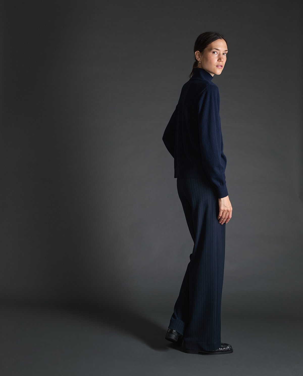 Jersey 100% cashmere azul oscuro para mujer – cuello Perkins, cálido, suave y sofisticado 5