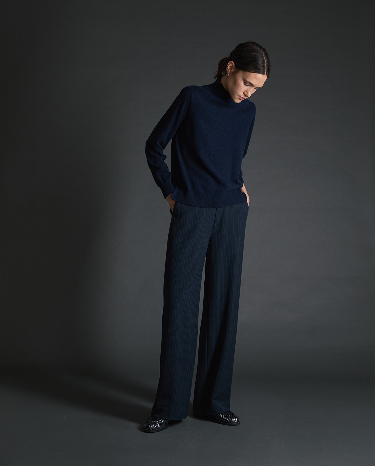 Jersey 100% cashmere azul oscuro para mujer – cuello Perkins, cálido, suave y sofisticado 6