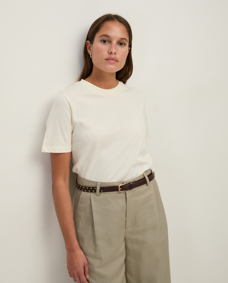 Camiseta algodón orgánico cuello redondo en color crudo, vista frontal con detalle del tejido