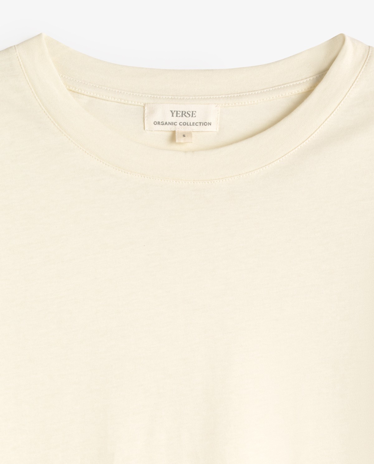 Camiseta algodón orgánico cuello redondo en color crudo, vista frontal con detalle del tejido 7