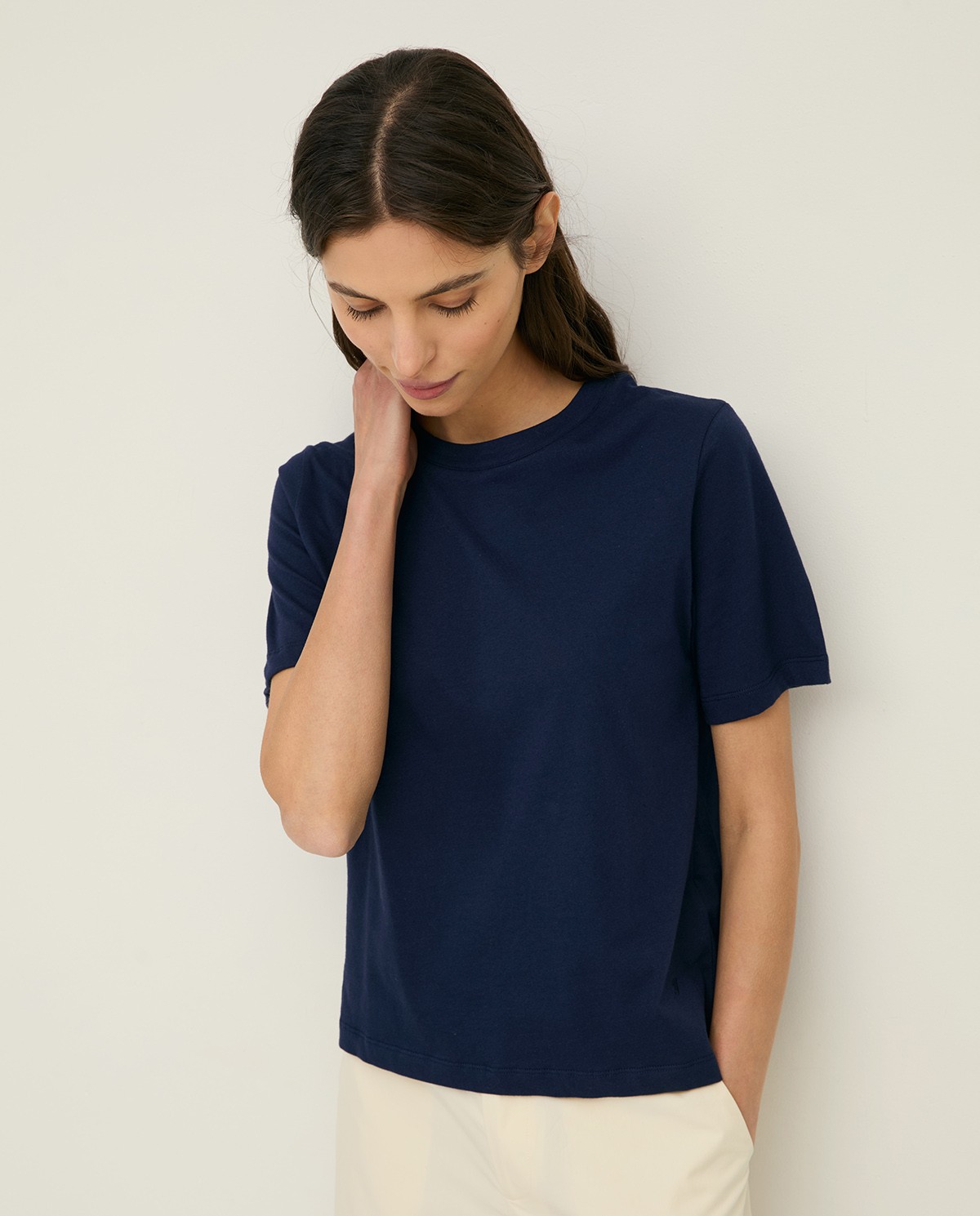 Camiseta algodón orgánico cuello redondo en color azul oscuro, vista frontal con detalle del tejido 1