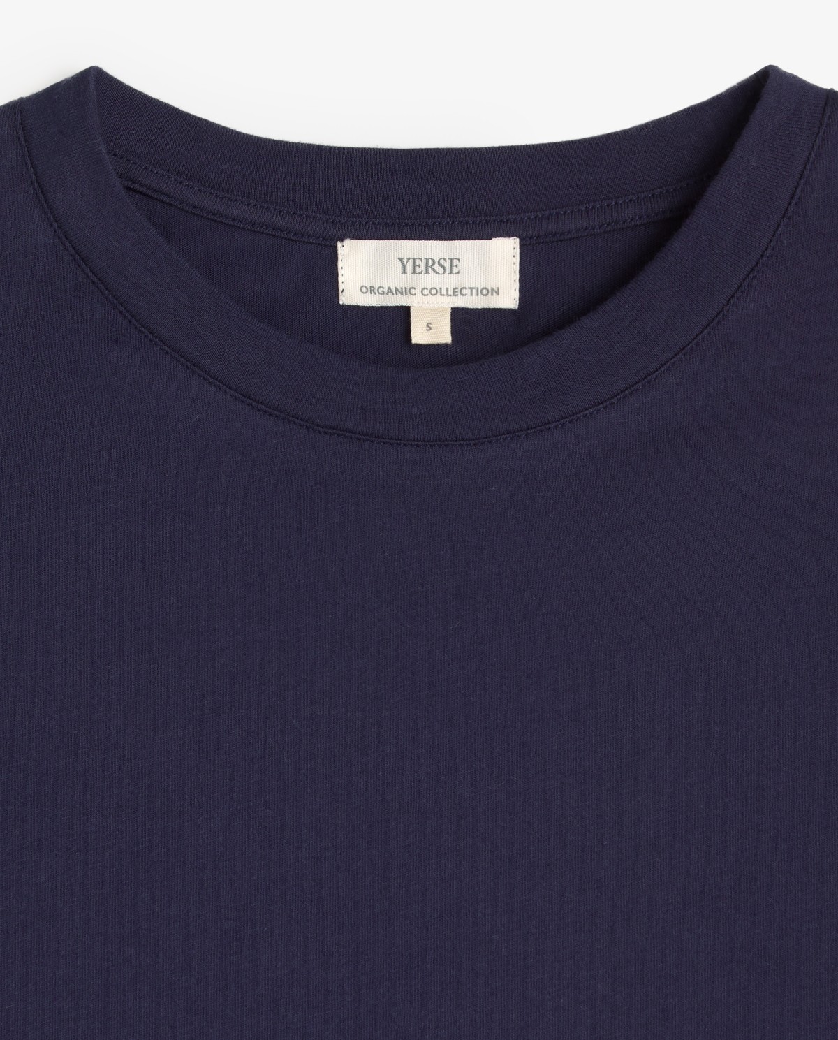 Camiseta algodón orgánico cuello redondo en color azul oscuro, vista frontal con detalle del tejido 7