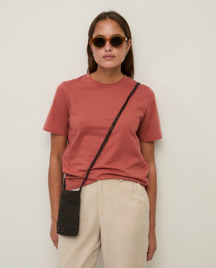 Camiseta algodón orgánico cuello redondo en color terracota, vista frontal con detalle del tejido