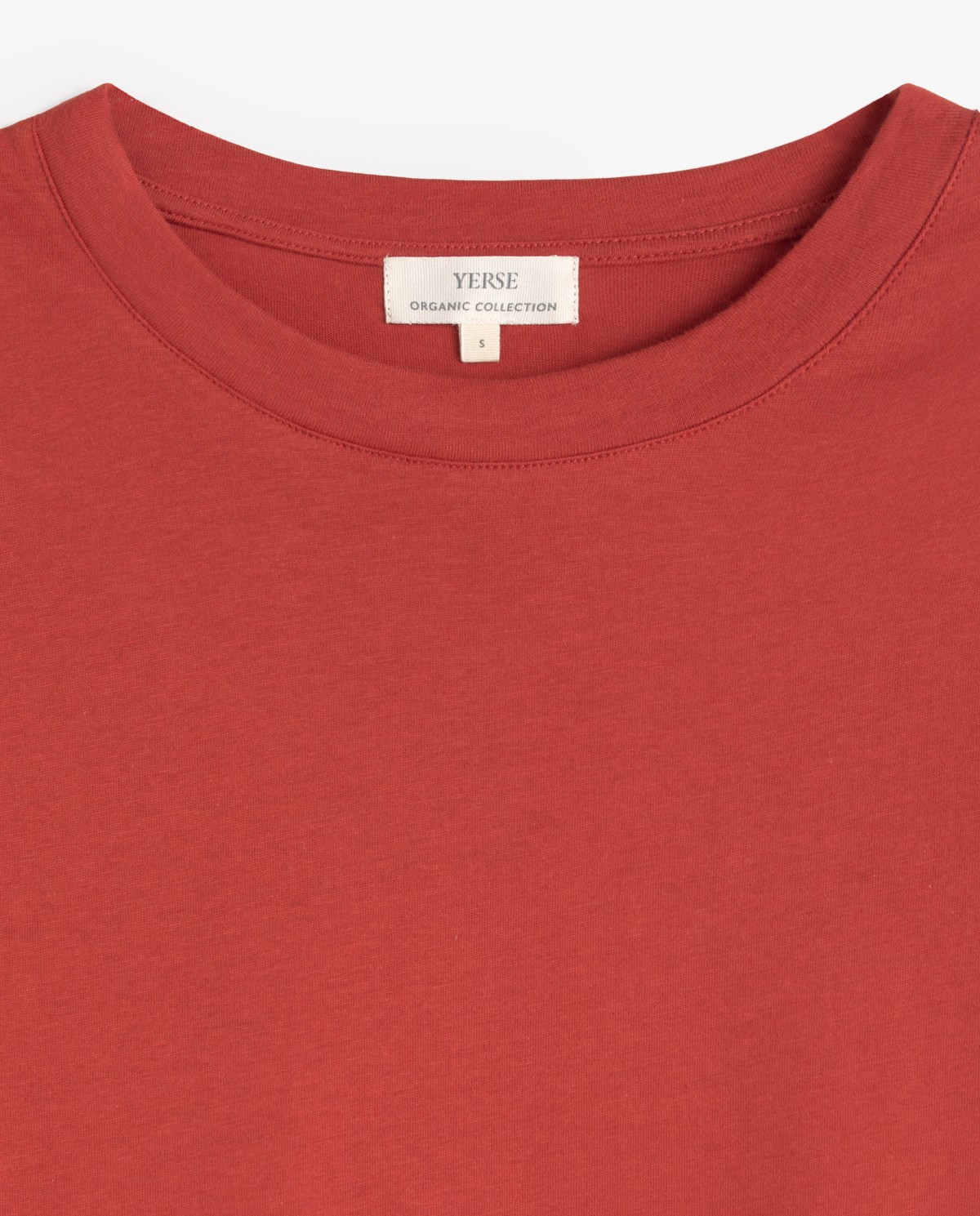 Camiseta algodón orgánico cuello redondo en color terracota, vista frontal con detalle del tejido 7