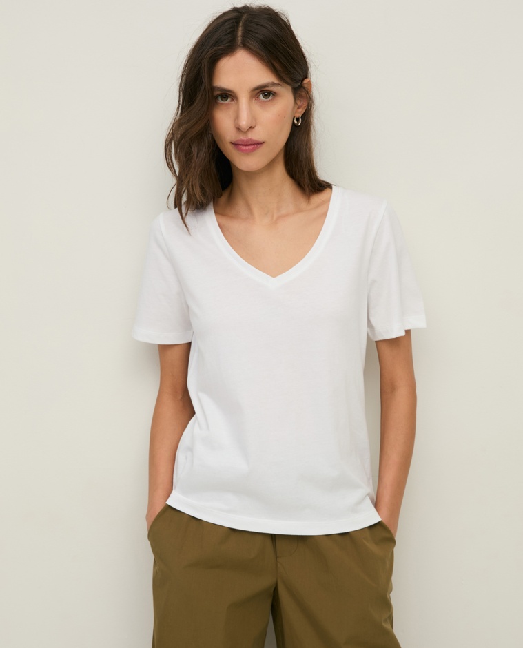 Camiseta algodón orgánico cuello pico en color blanco, vista frontal con detalle del tejido