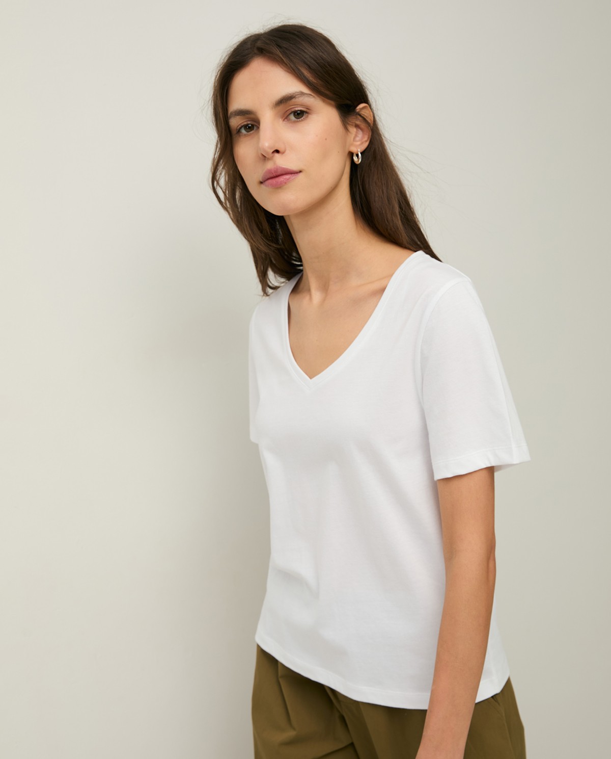 Camiseta algodón orgánico cuello pico en color blanco, vista frontal con detalle del tejido 2