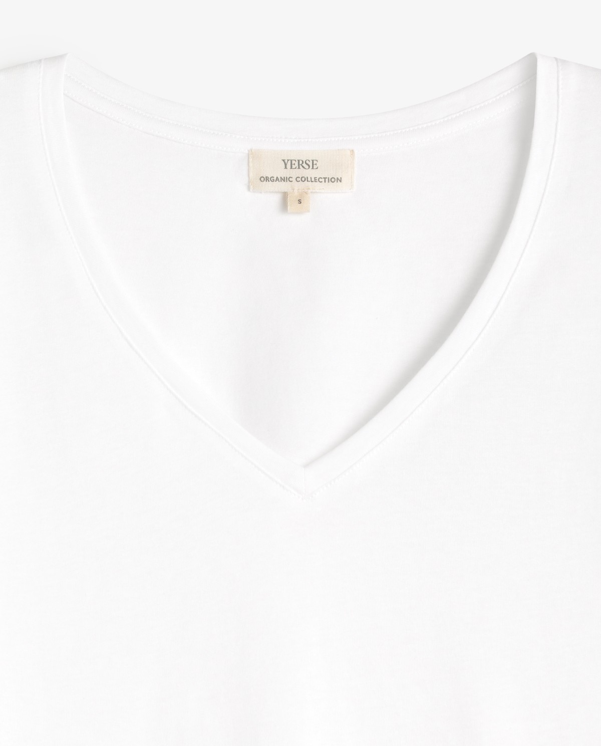 Camiseta algodón orgánico cuello pico en color blanco, vista frontal con detalle del tejido 6