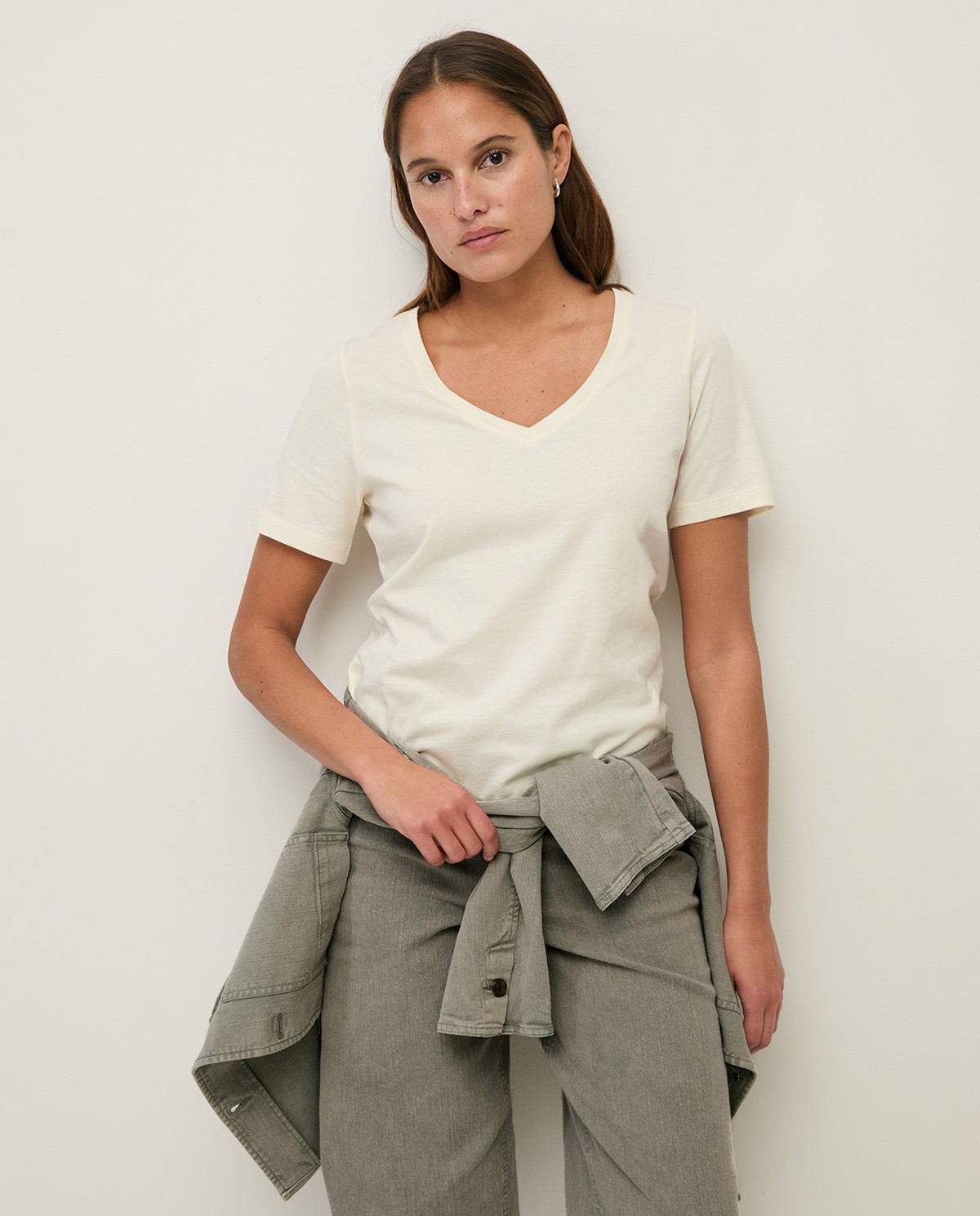 Camiseta algodón orgánico cuello pico en color crudo, vista frontal con detalle del tejido