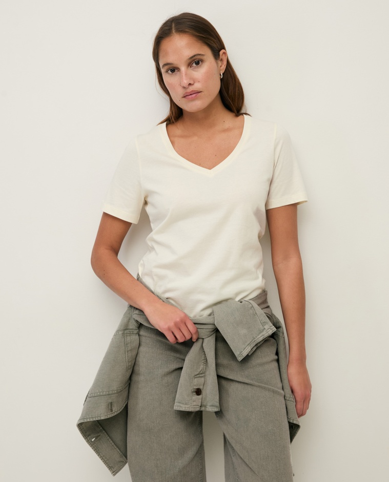 Camiseta algodón orgánico cuello pico en color crudo, vista frontal con detalle del tejido