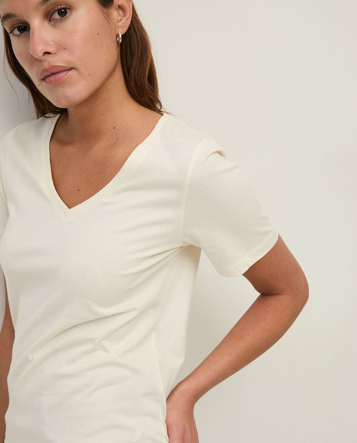 Camiseta algodón orgánico cuello pico en color crudo, vista frontal con detalle del tejido 1