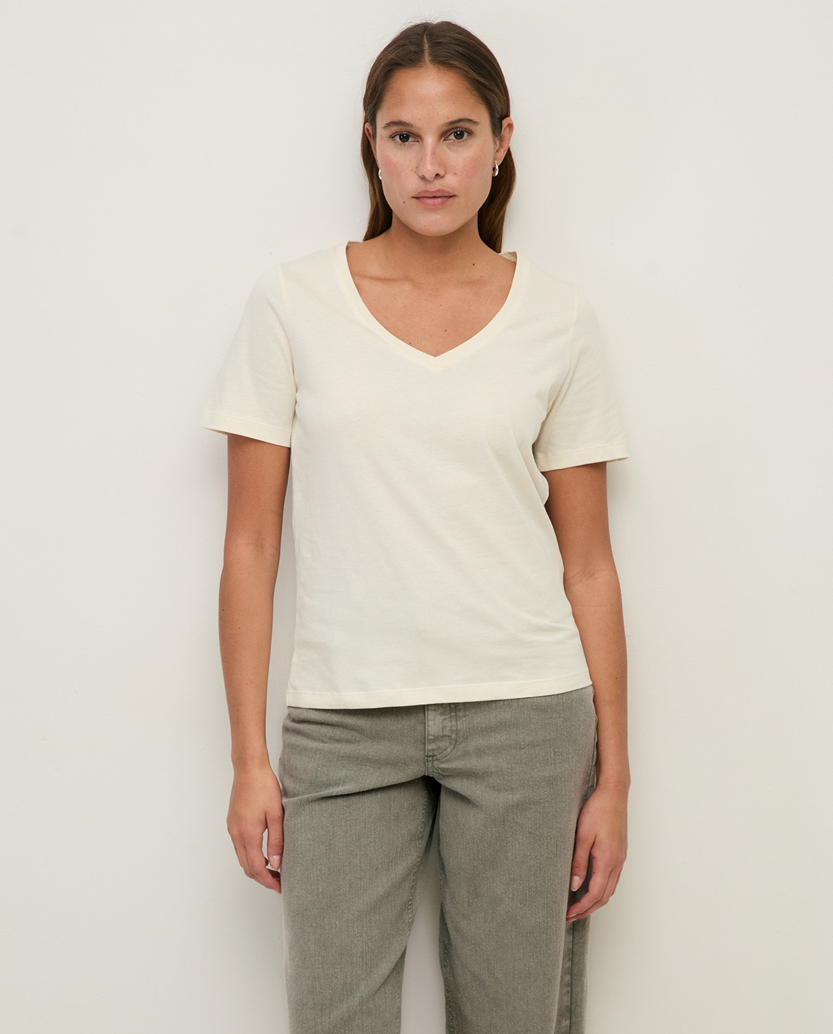 Camiseta algodón orgánico cuello pico en color crudo, vista frontal con detalle del tejido 2