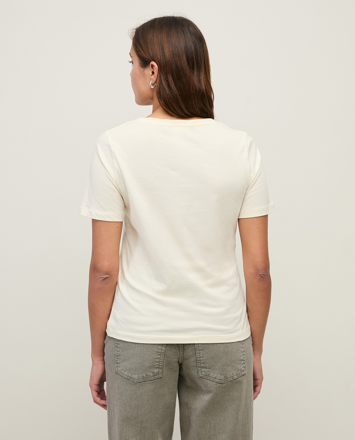 Camiseta algodón orgánico cuello pico en color crudo, vista frontal con detalle del tejido 3