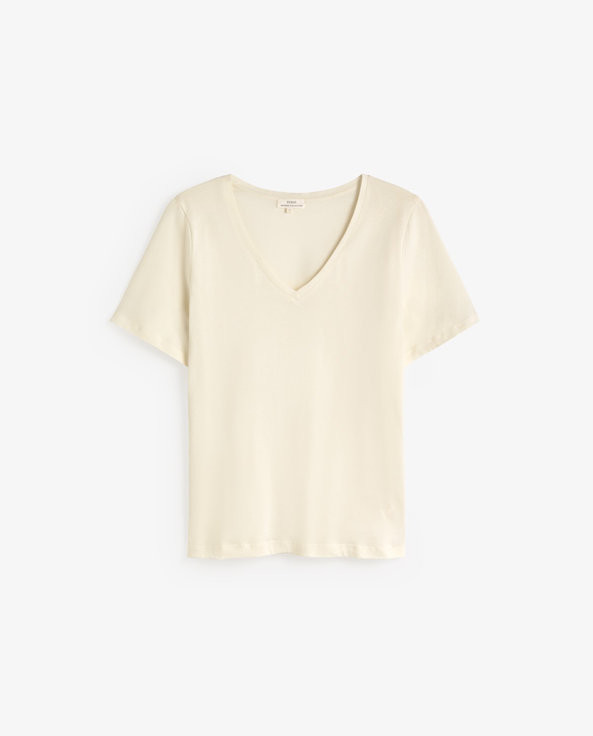 Camiseta algodón orgánico cuello pico en color crudo, vista frontal con detalle del tejido 5