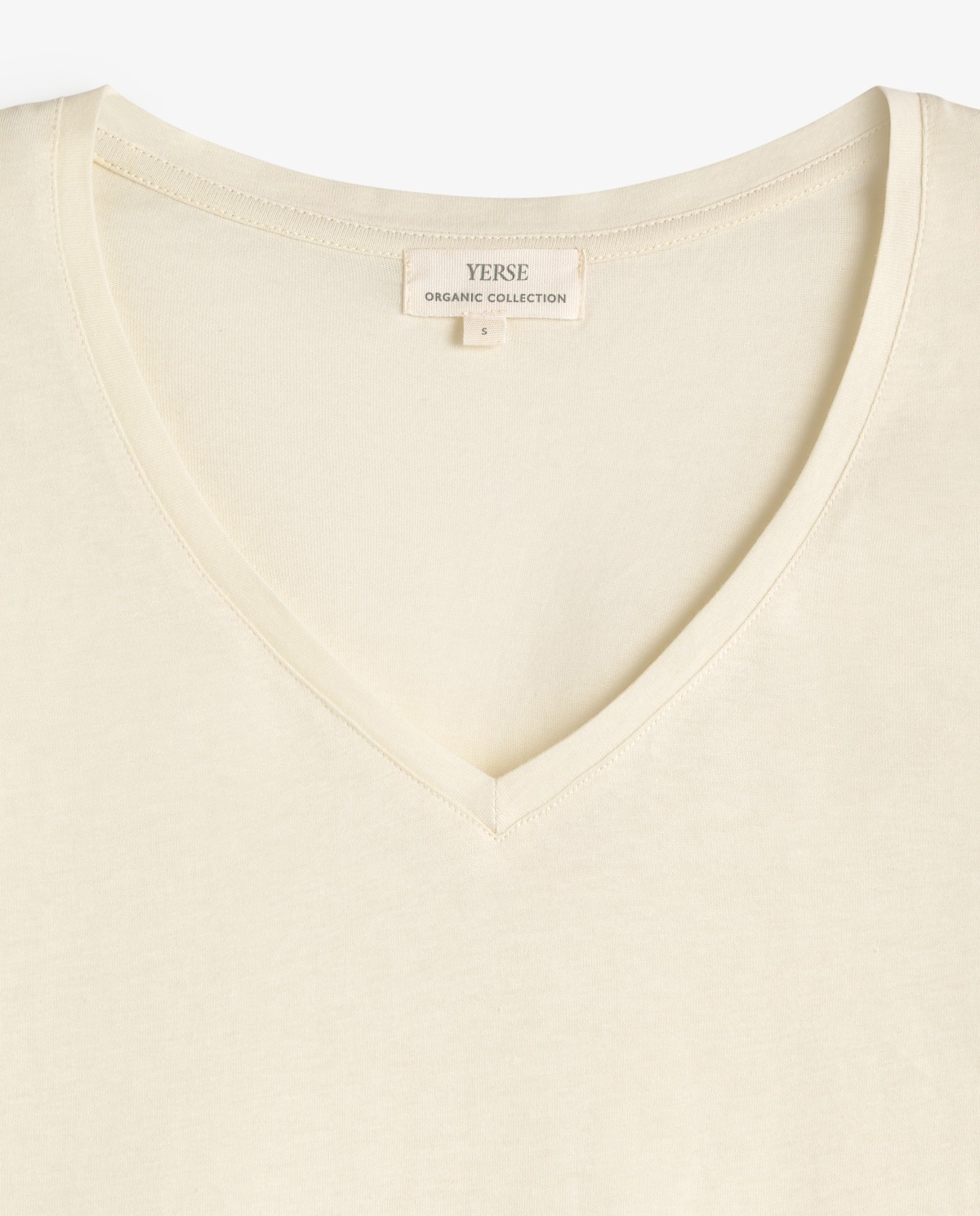 Camiseta algodón orgánico cuello pico en color crudo, vista frontal con detalle del tejido 6