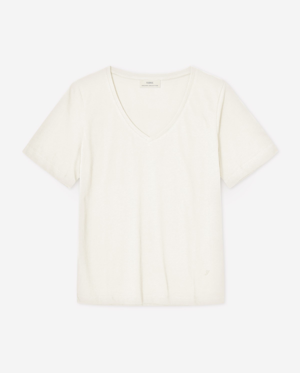 Camiseta algodón orgánico cuello pico en color crudo, vista frontal con detalle del tejido 5