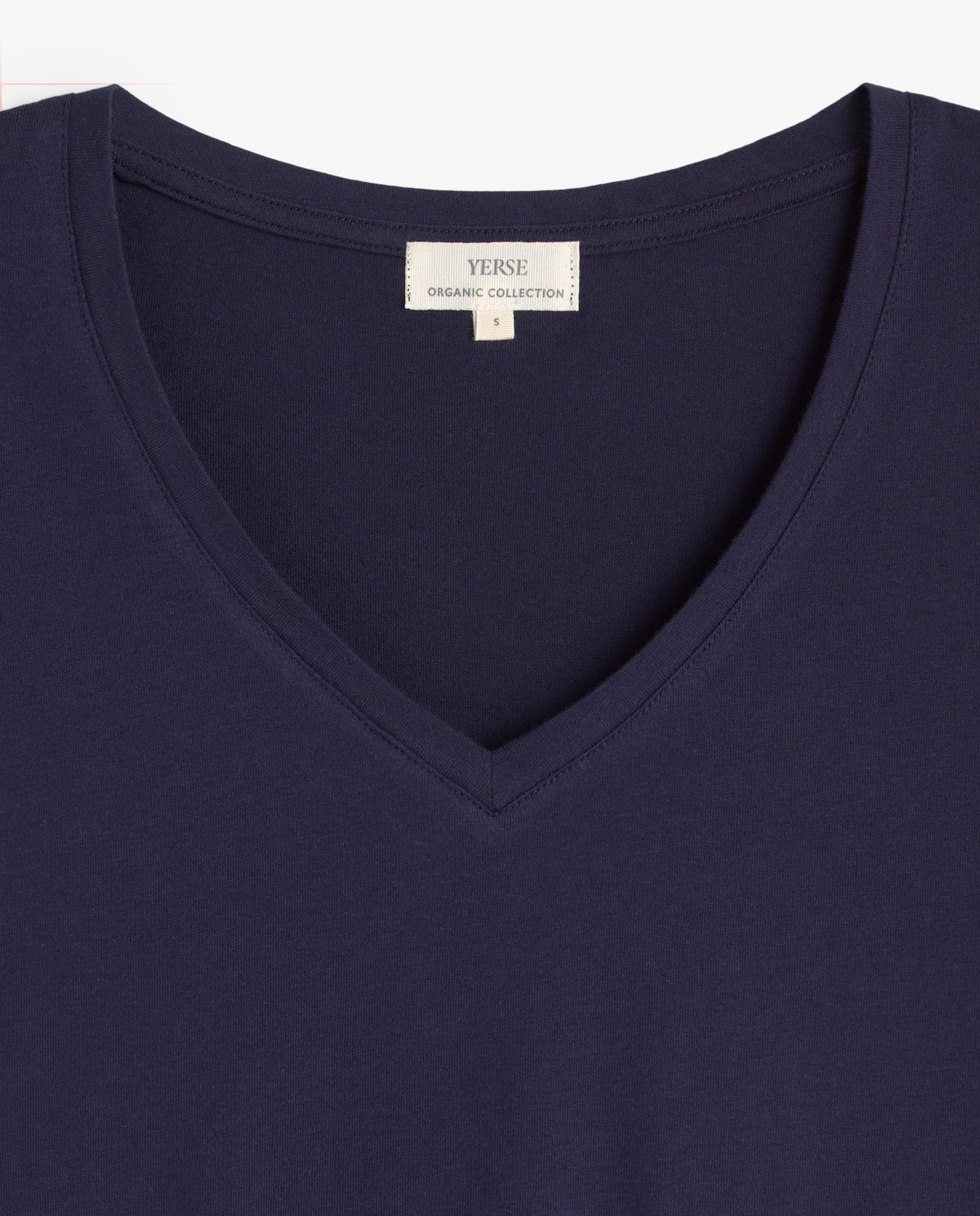 Camiseta algodón orgánico cuello pico en color azul oscuro, vista frontal con detalle del tejido 6