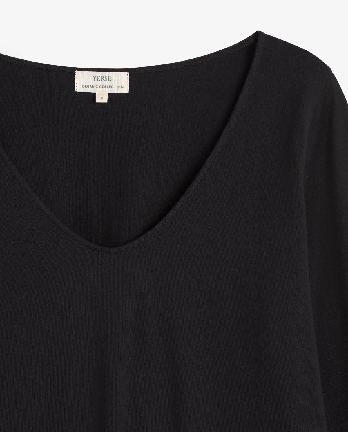 Camiseta algodón orgánico manga francesa en color negro, vista frontal con detalle del tejido 6