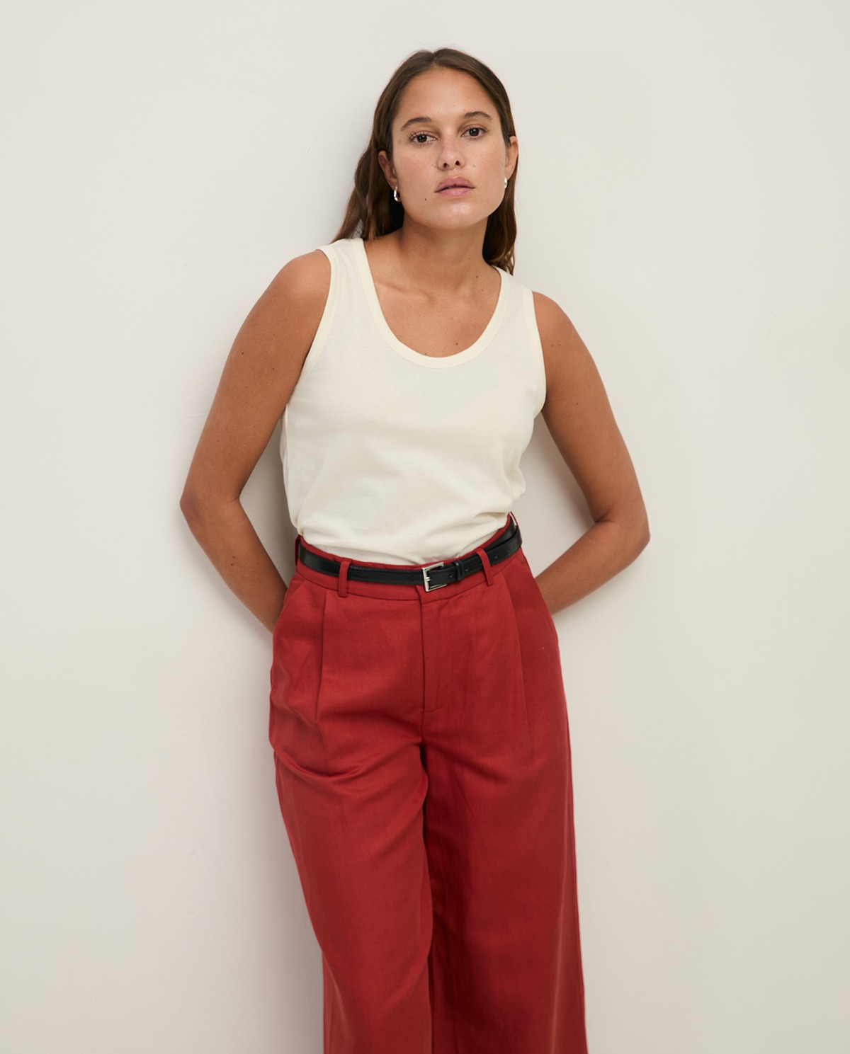 Top tirantes algodón orgánico en color crudo, vista frontal con detalle del tejido