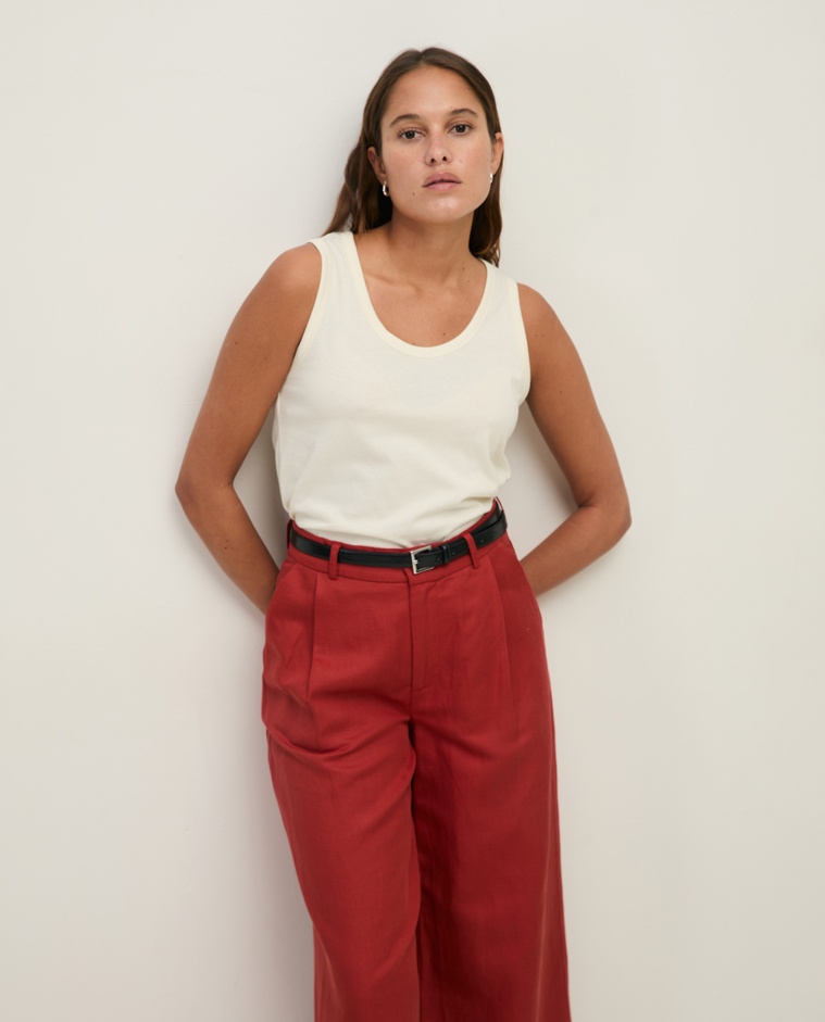 Top tirantes algodón orgánico en color crudo, vista frontal con detalle del tejido