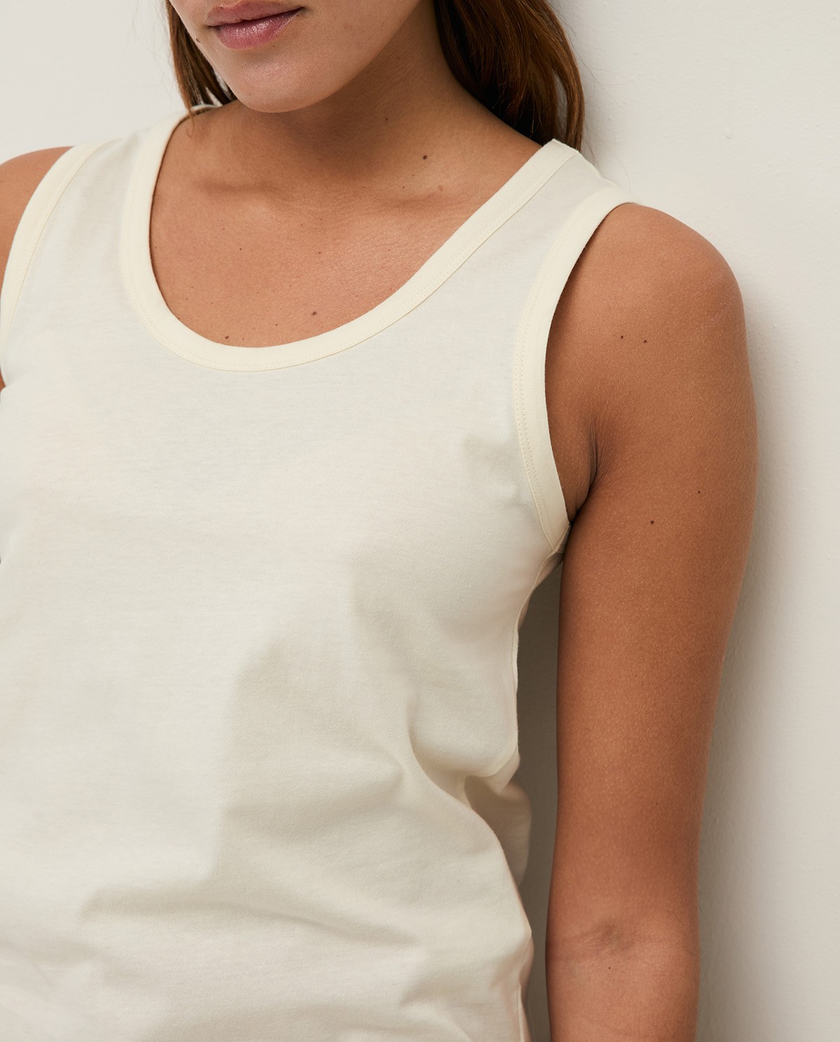 Top tirantes algodón orgánico en color crudo, vista frontal con detalle del tejido 1