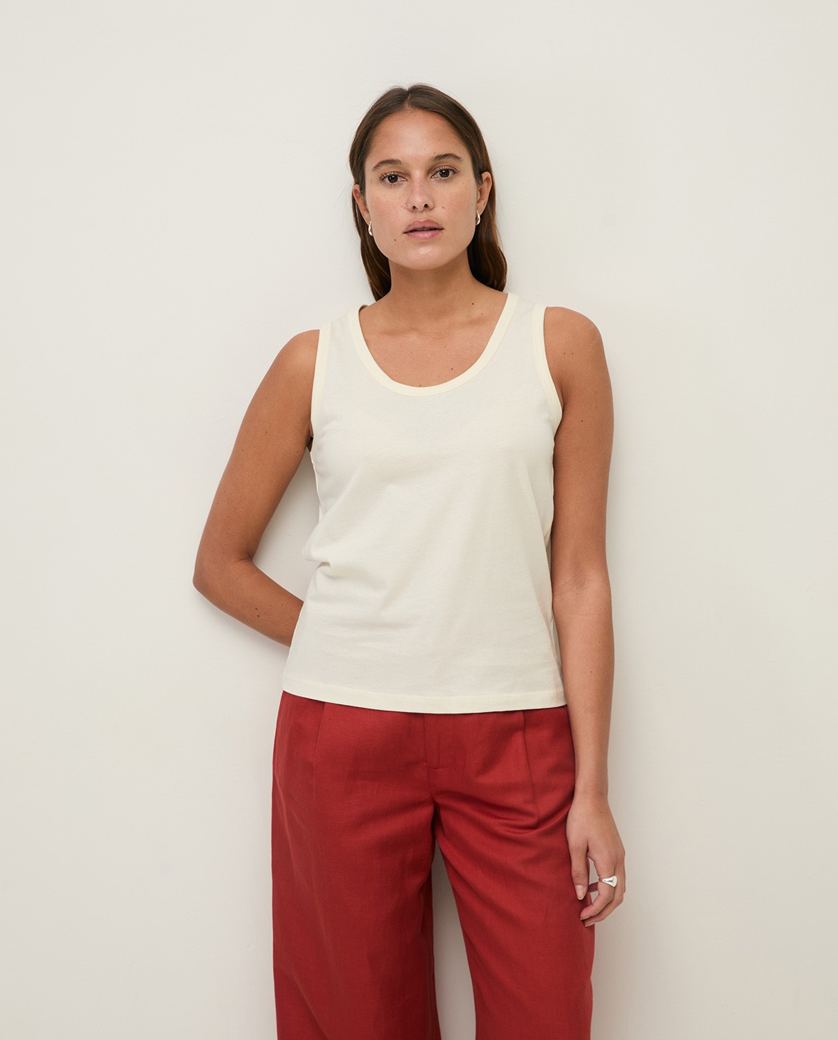 Top tirantes algodón orgánico en color crudo, vista frontal con detalle del tejido 2