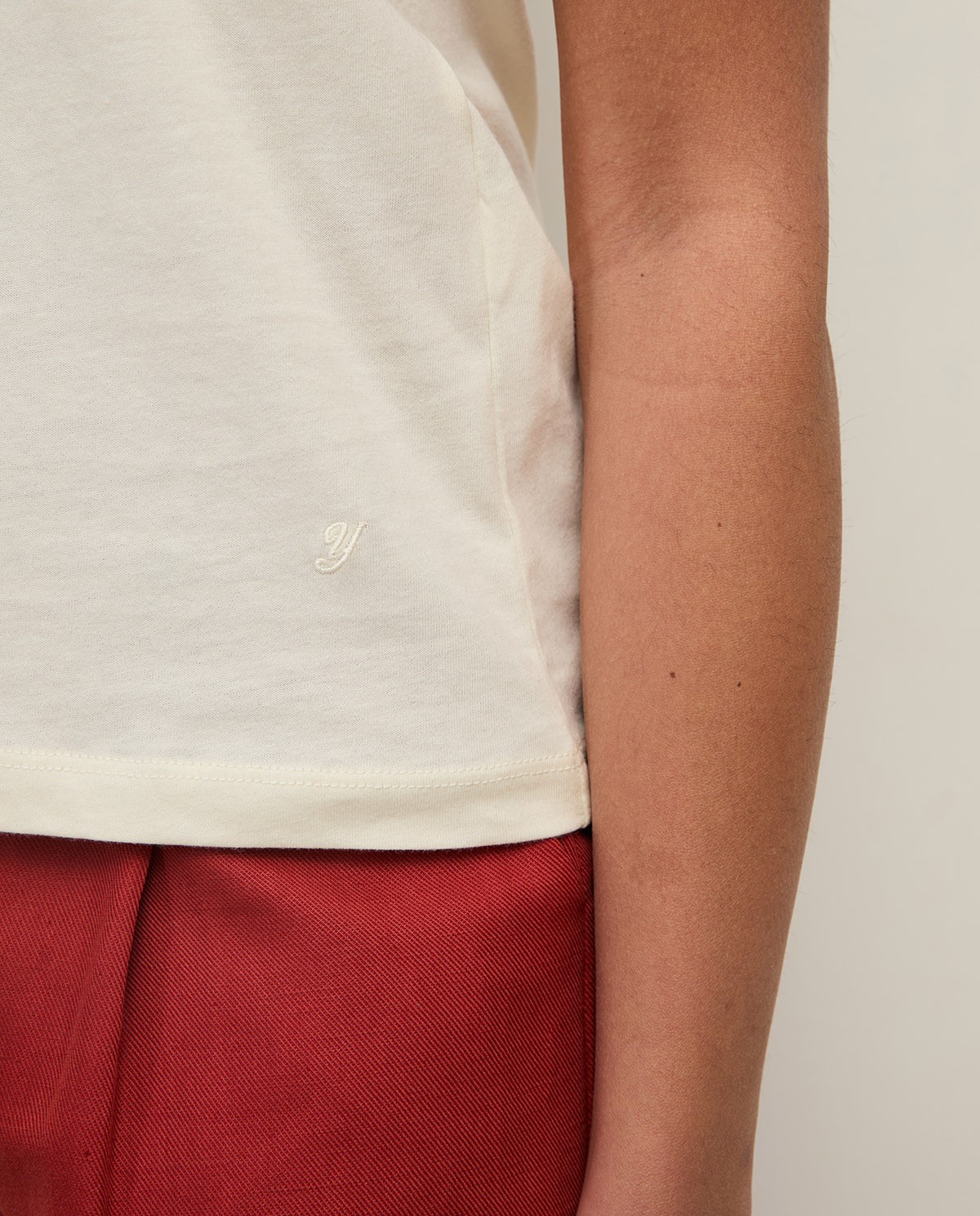 Top tirantes algodón orgánico en color crudo, vista frontal con detalle del tejido 3