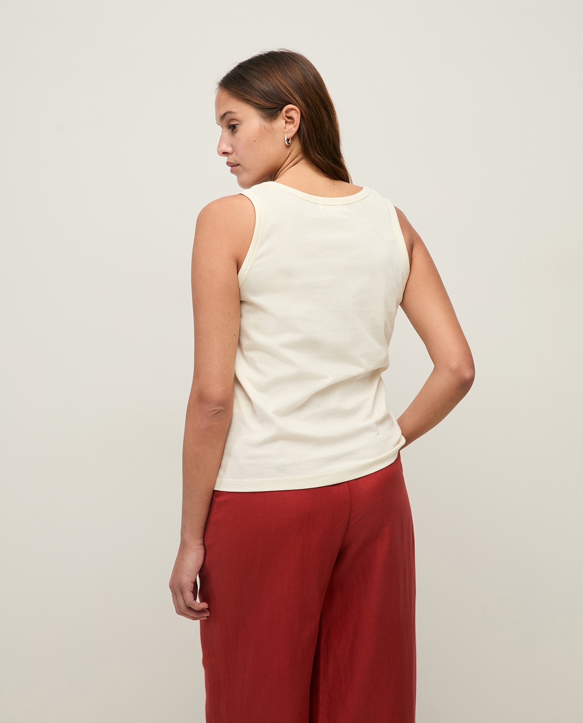 Top tirantes algodón orgánico en color crudo, vista frontal con detalle del tejido 4