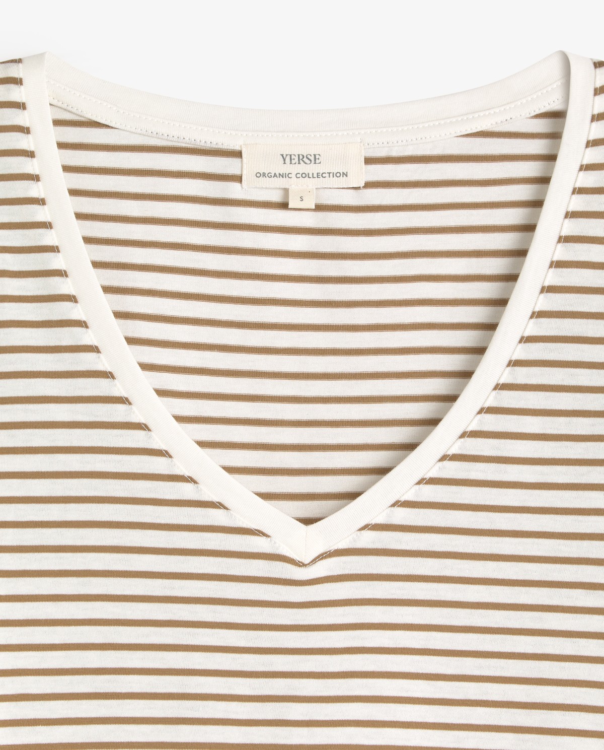 Camiseta rayas algodón orgánico cuello pico en color verde, vista frontal con detalle del tejido 4