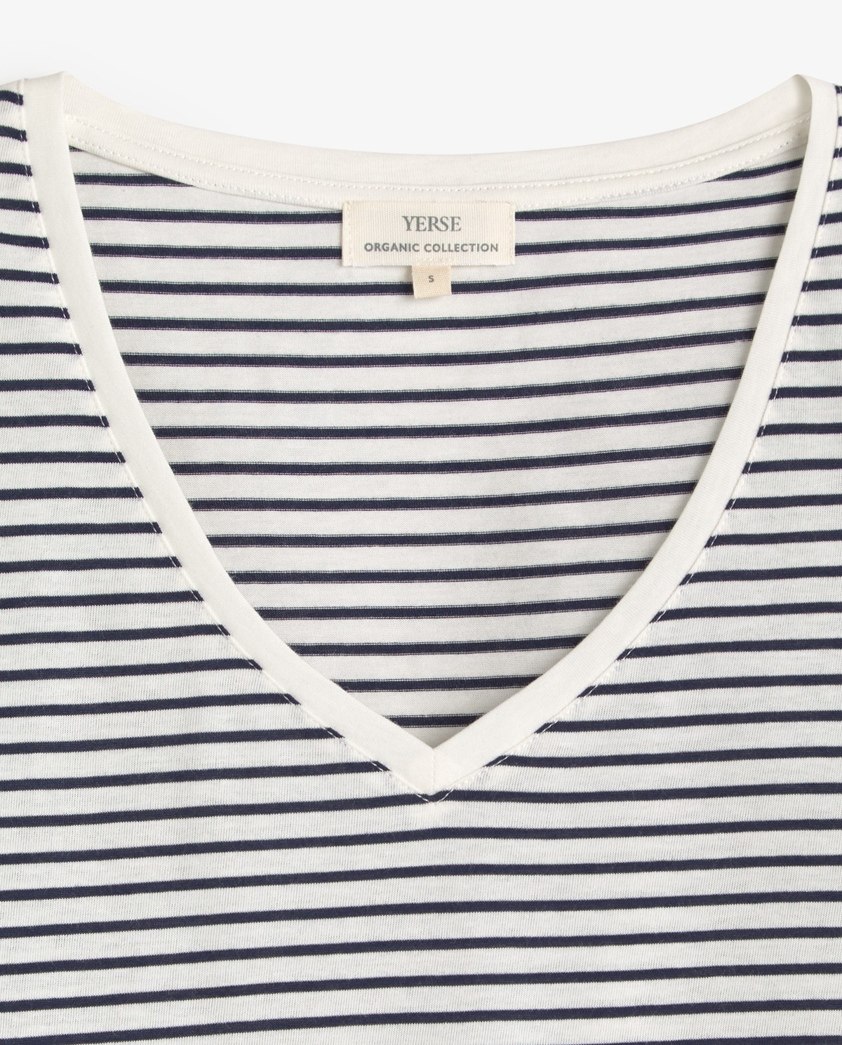 Camiseta algodón orgánico cuello pico rayas en color azul oscuro, vista frontal con detalle del tejido 8