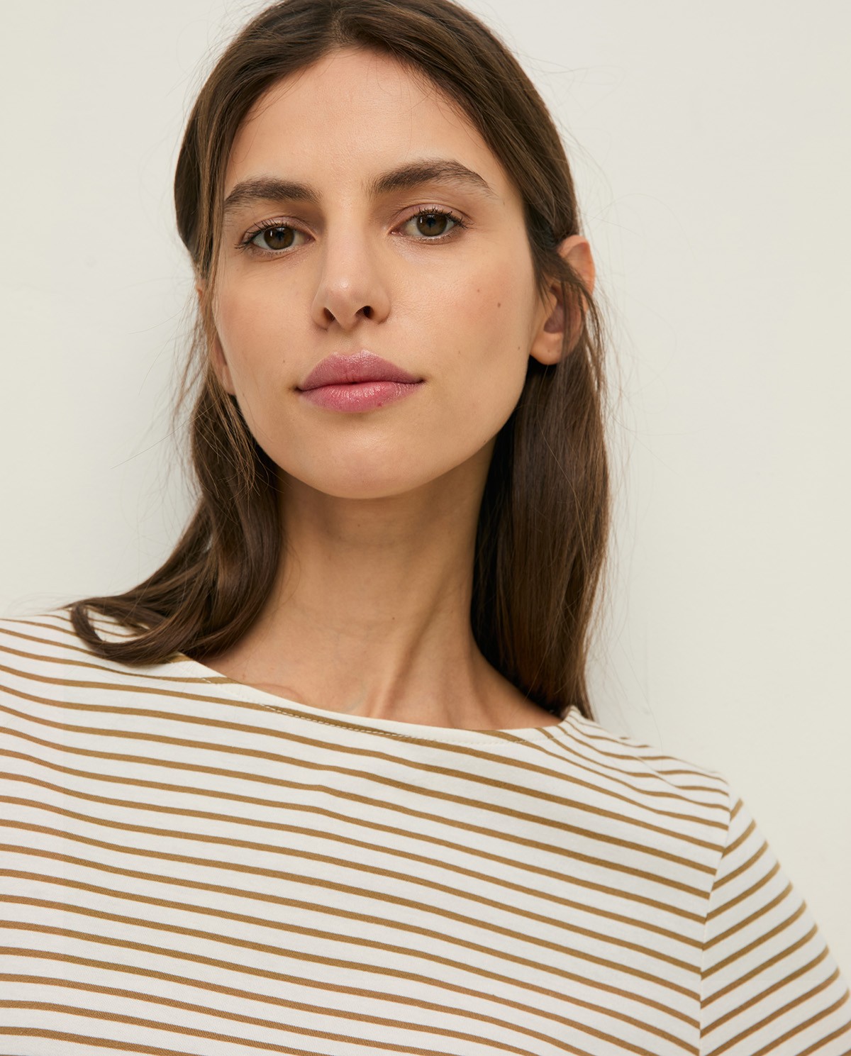 Camiseta algodón orgánico cuello barco rayas en color verde, vista frontal con detalle del tejido 1