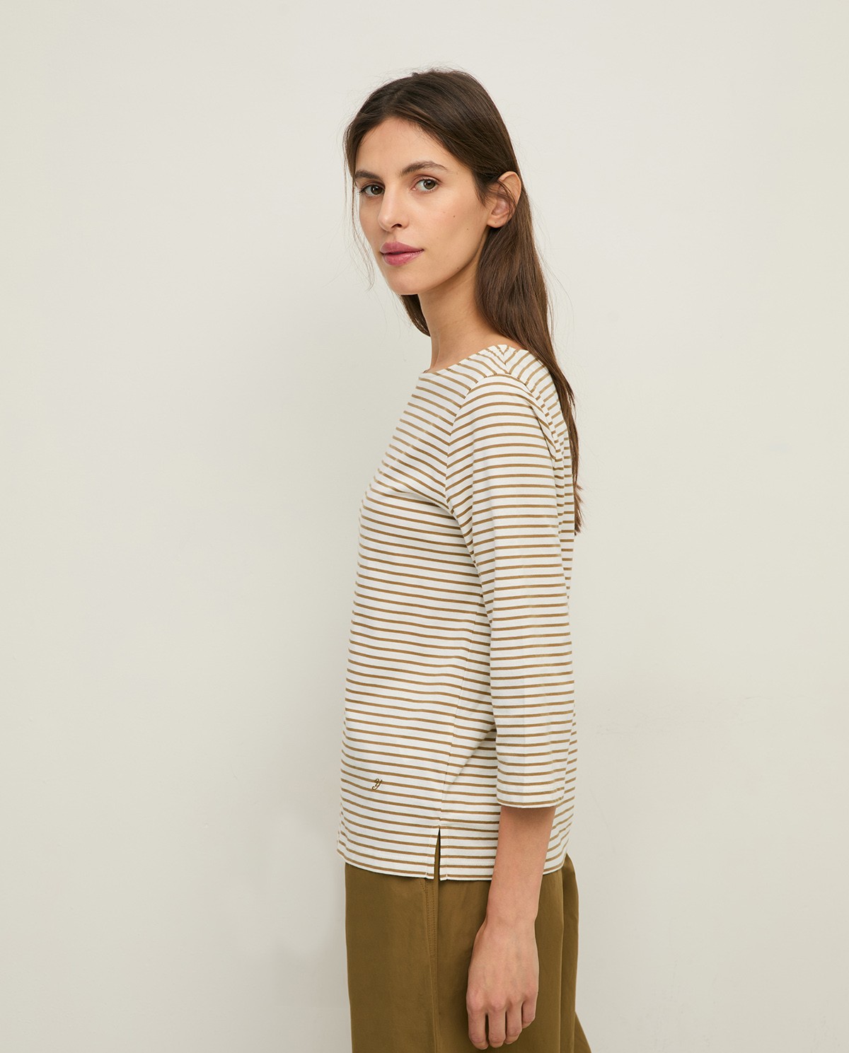 Camiseta algodón orgánico cuello barco rayas en color verde, vista frontal con detalle del tejido 2