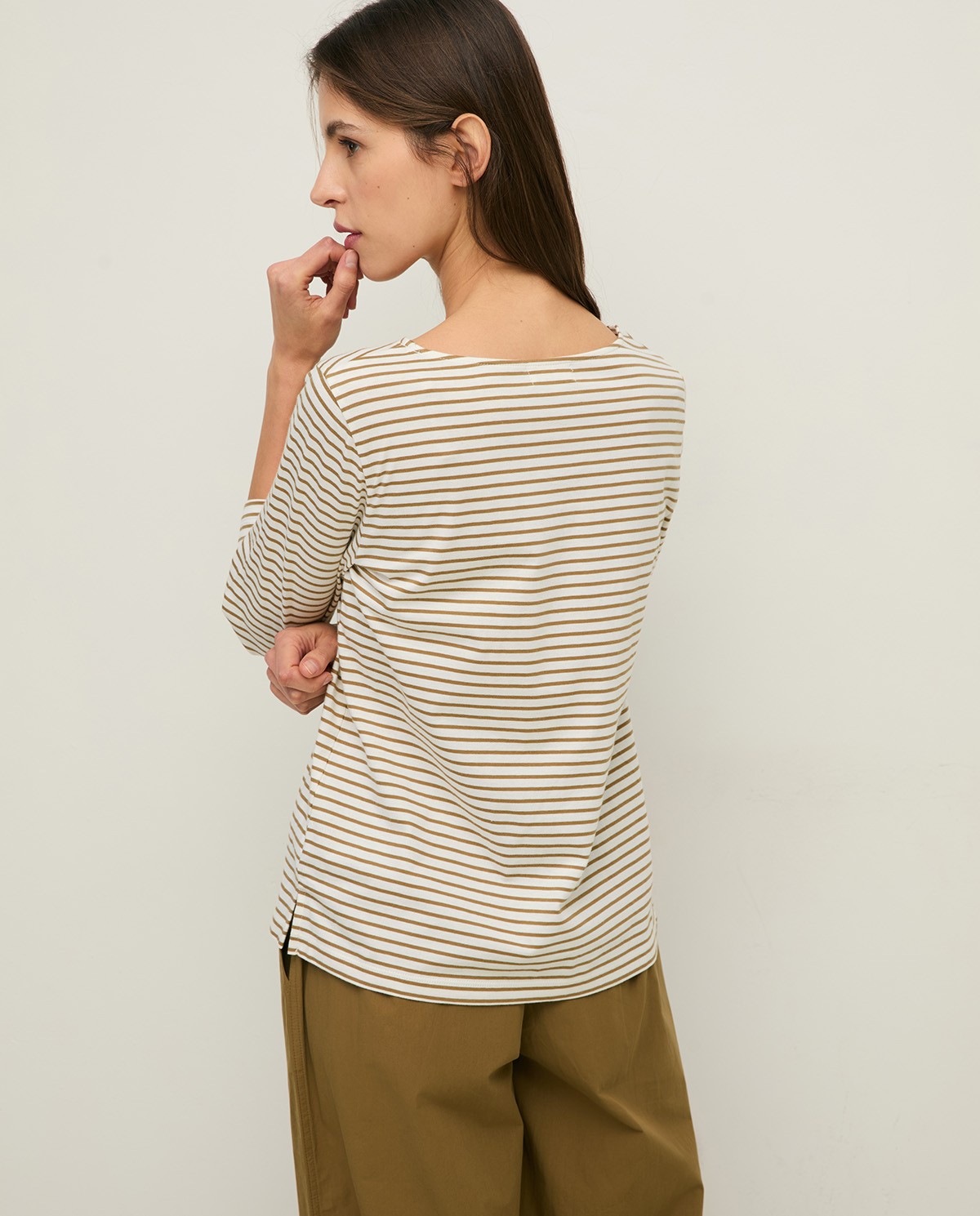 Camiseta algodón orgánico cuello barco rayas en color verde, vista frontal con detalle del tejido 4