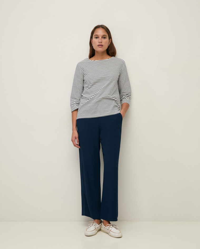 Camiseta rayas algodón cuello barco en color azul oscuro, vista frontal con detalle del tejido