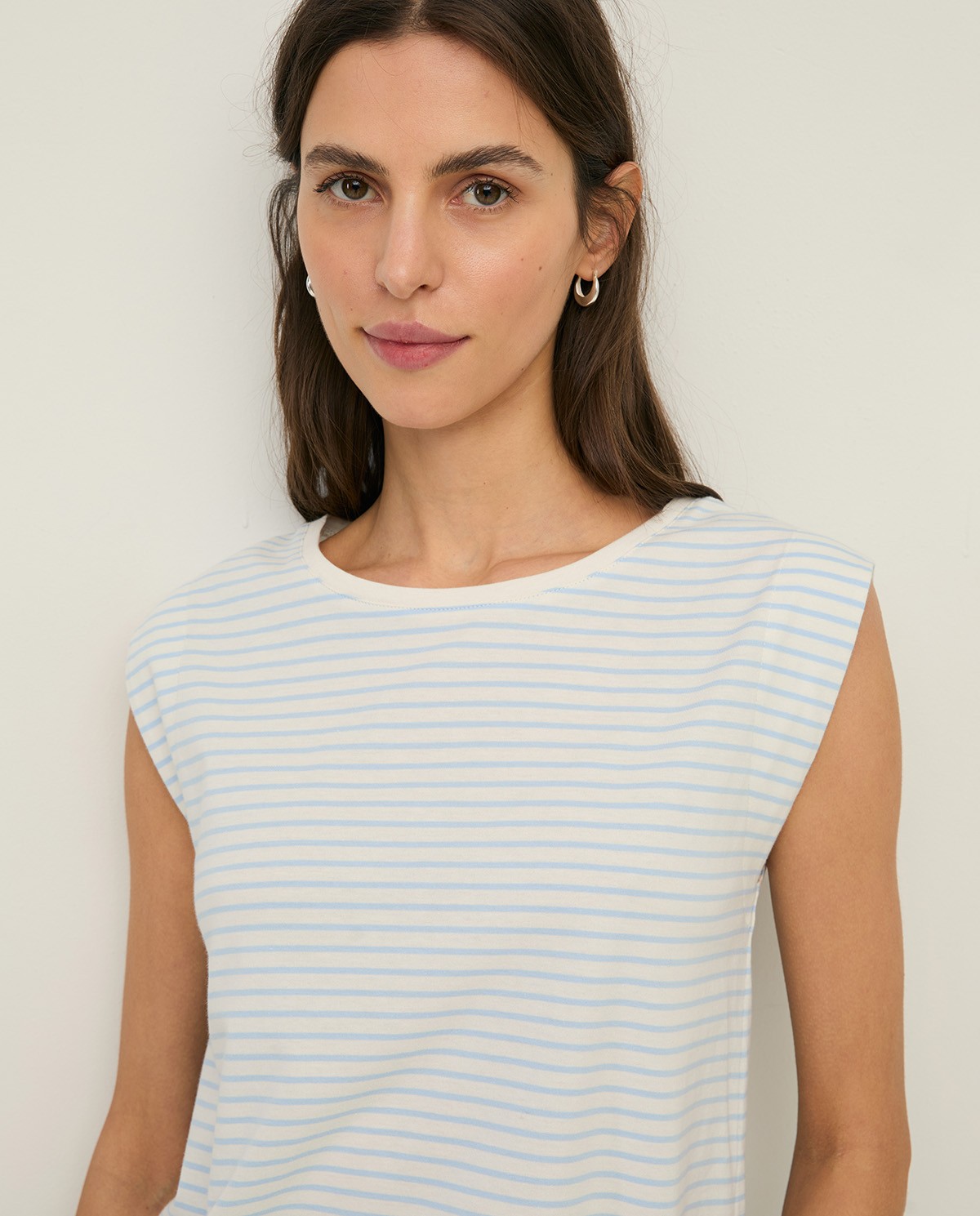 Camiseta sin mangas algodón orgánico rayas en color azul cielo, vista frontal con detalle del tejido 1