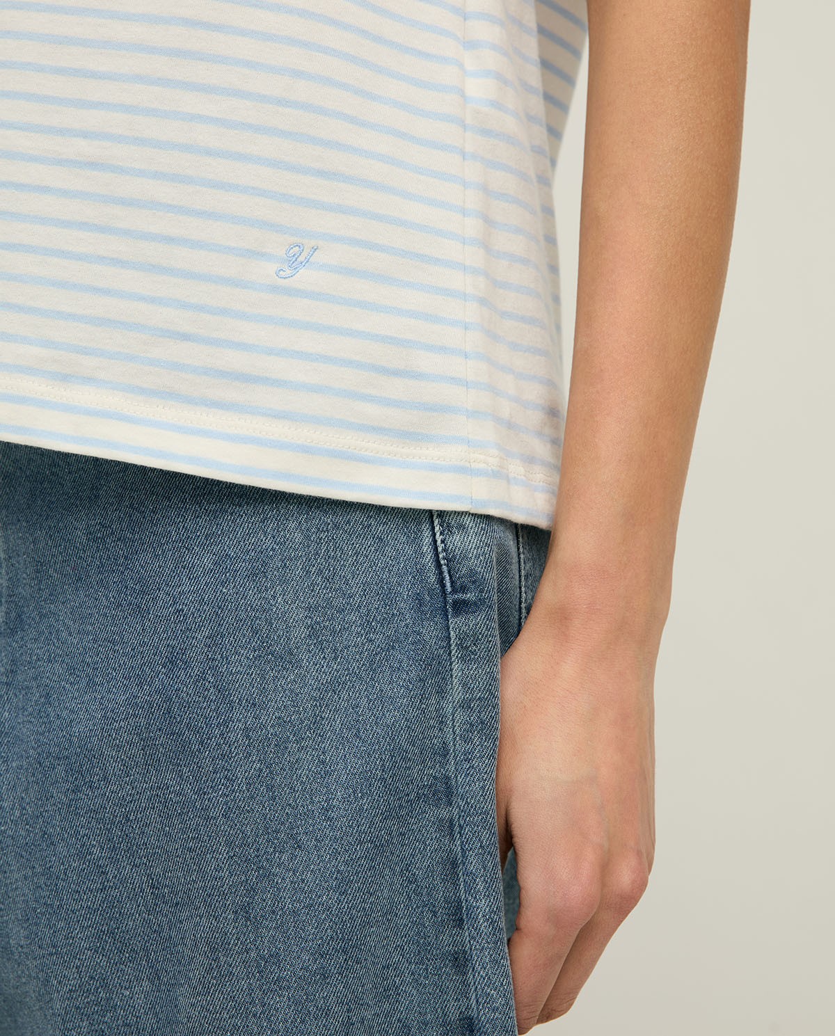 Camiseta sin mangas algodón orgánico rayas en color azul cielo, vista frontal con detalle del tejido 2