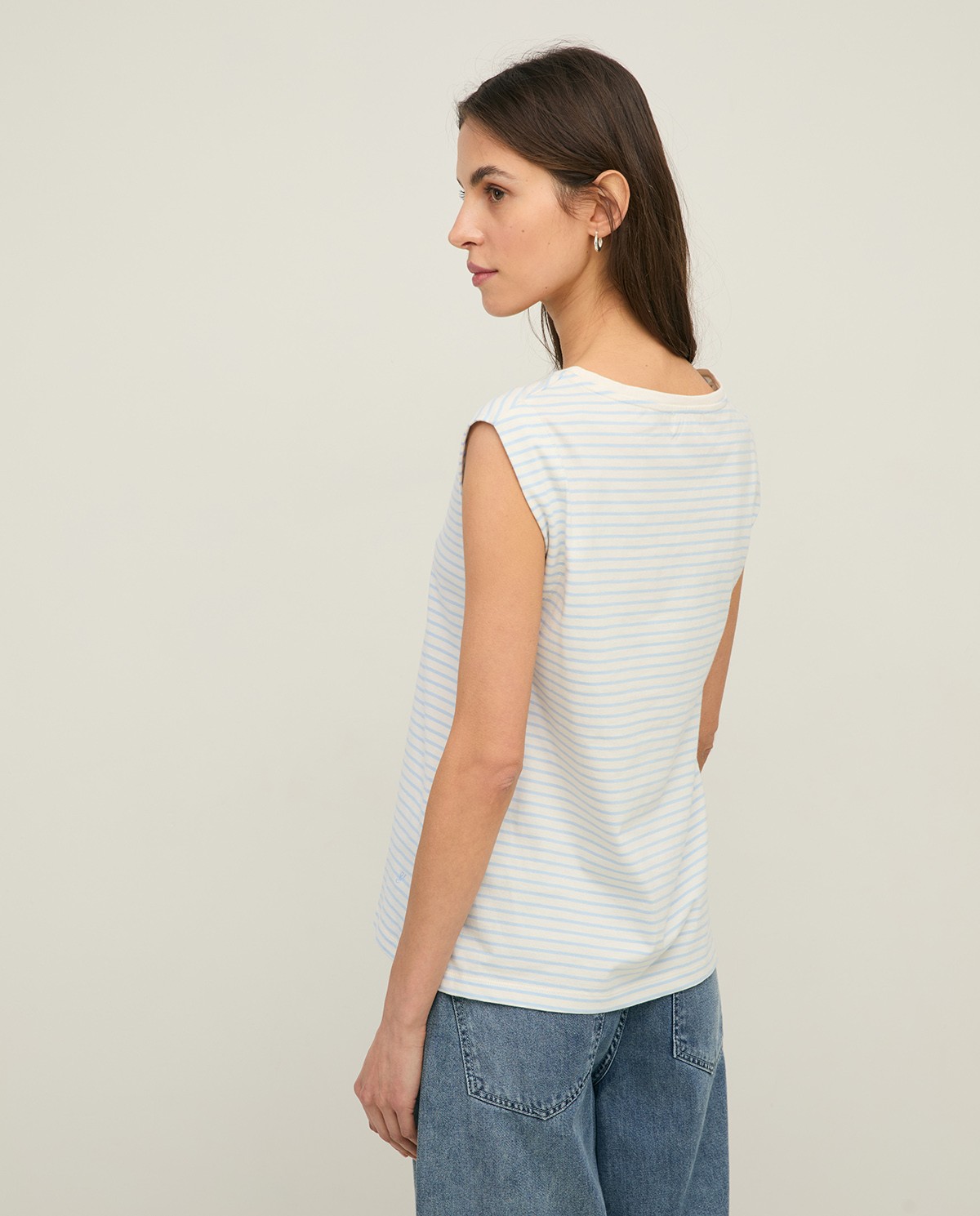 Camiseta sin mangas algodón orgánico rayas en color azul cielo, vista frontal con detalle del tejido 3