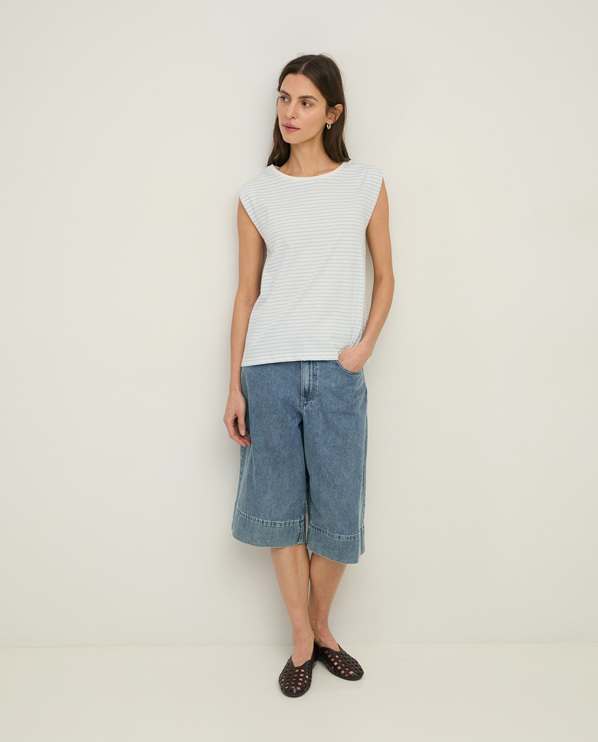 Camiseta sin mangas algodón orgánico rayas en color azul cielo, vista frontal con detalle del tejido 4